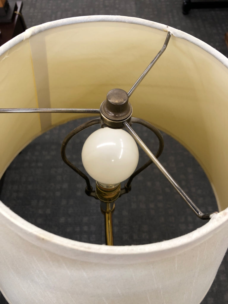 ADJUSTABLE GOLD FLOOR LAMP.