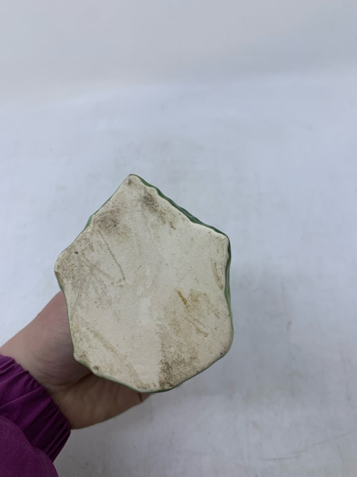 VTG GREEN CERAMIC MAPLE SYRUP MAPLE LEAF DETAIL.