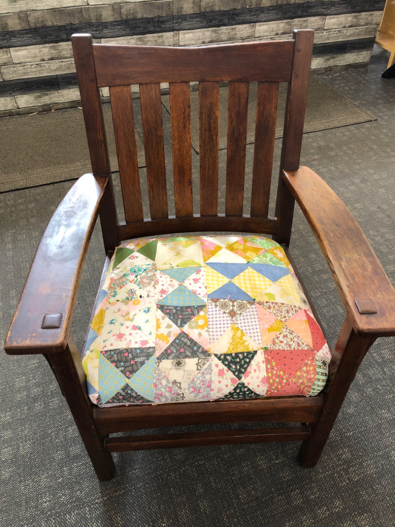 VTG L & JG STICKLEY BOW ARM MISSION OAK CHAIR W/QUILTED SEAT.