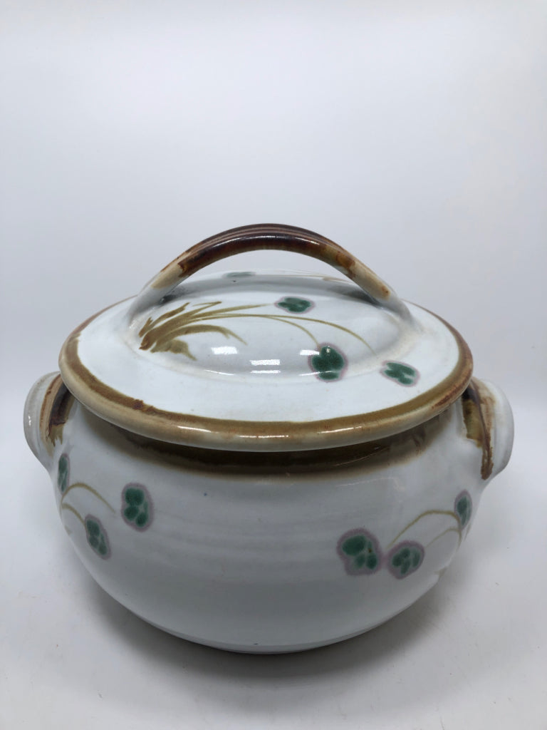 GREEN FLOWER STONEWARE CASSEROLE DISH W/LID.