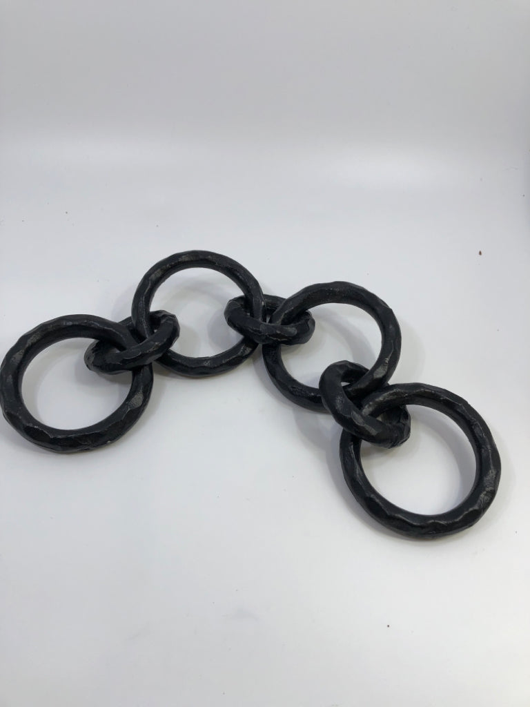 BLACK METAL CHAIN LINK DECOR.