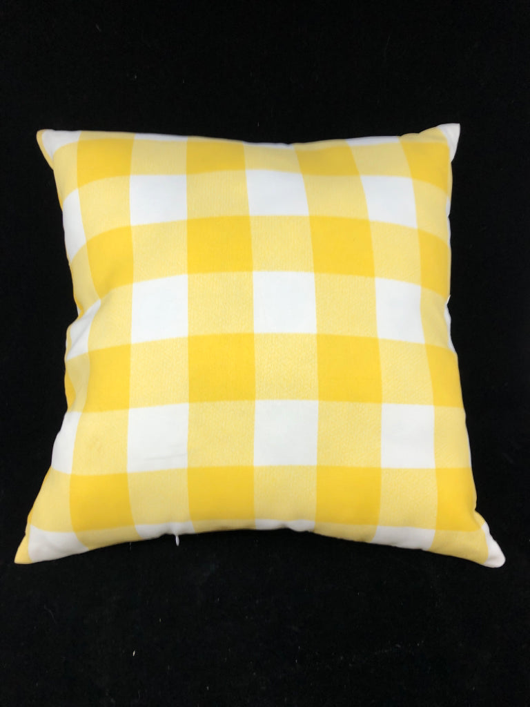 WHITE/YELLOW CHECKERED MARKET FRESH PILLOW.