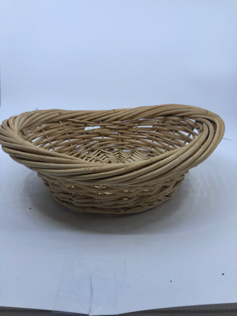 BLONDE OVAL BASKET.