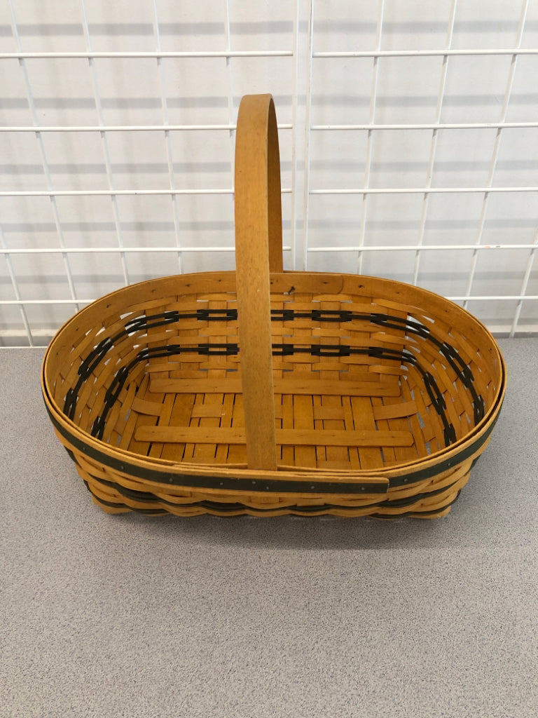 1998 TRADITIONS GREEN WOVEN HOSPITALITY BASKET.