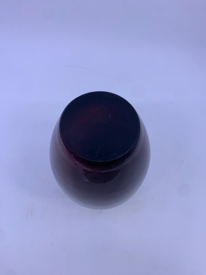 PURPLE GLASS VASE W/CIRCLE DETAILING.