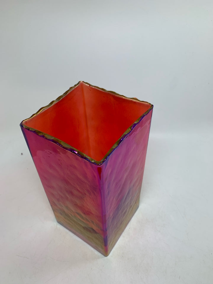 RED SQUARE GLASS VASE.
