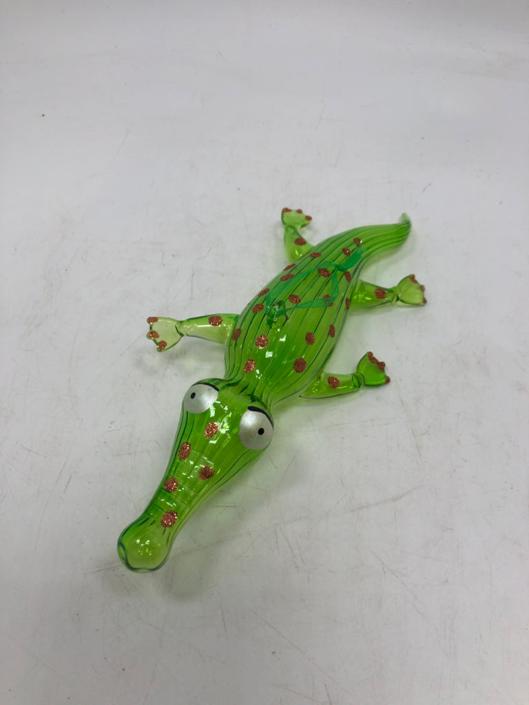 GREEN BLOWN GLASS ALLIGATOR ORNAMENT.