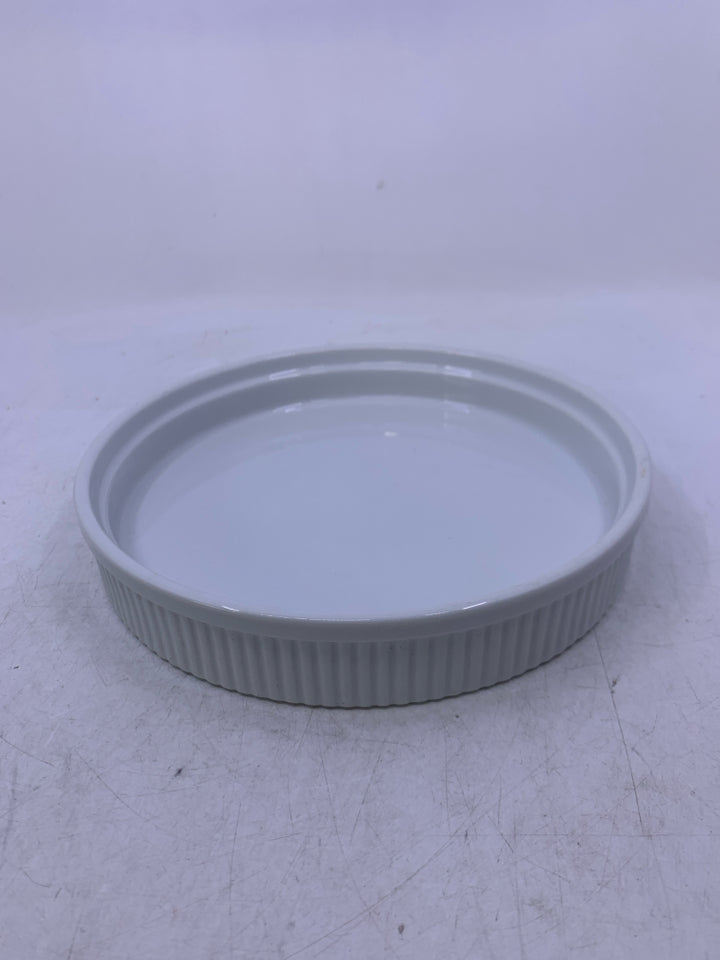SHALLOW WHITE RIBBED TART DISH.