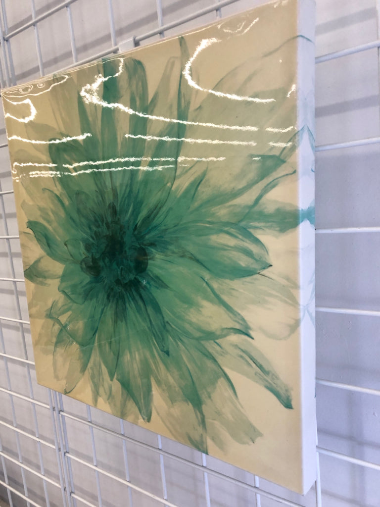 GLOSSED CANVAS W/GREEN FLOWER.
