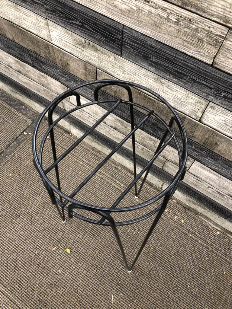 METAL PLANT STAND.