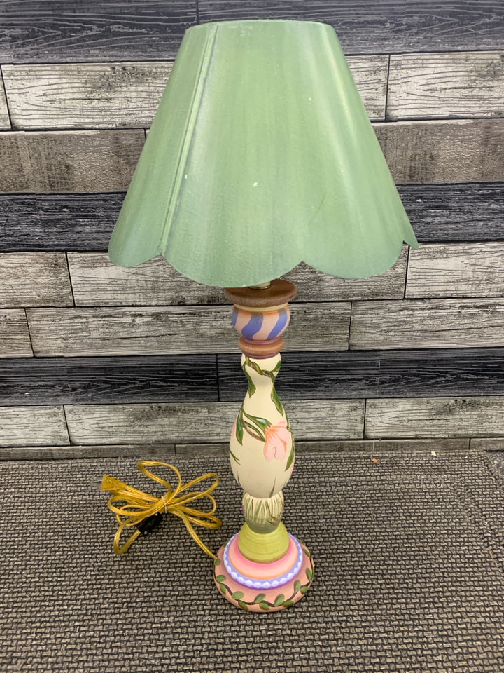 FLOWER PAINTED WOOD BASE LAMP W/GREEN TIN SHADE.