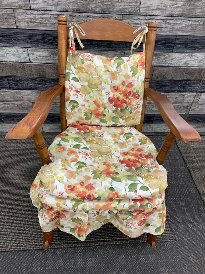 SM VTG THOMASVILLE ROCKING CHAIR W/UPHOLSTERED FLORAL CUSHIONS.