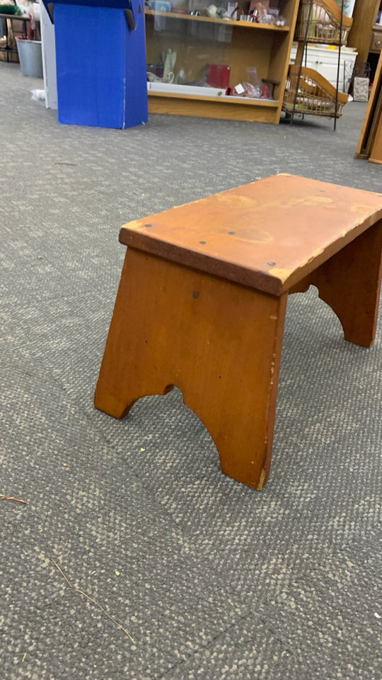SMALL RUSTIC WOOD STOOL.