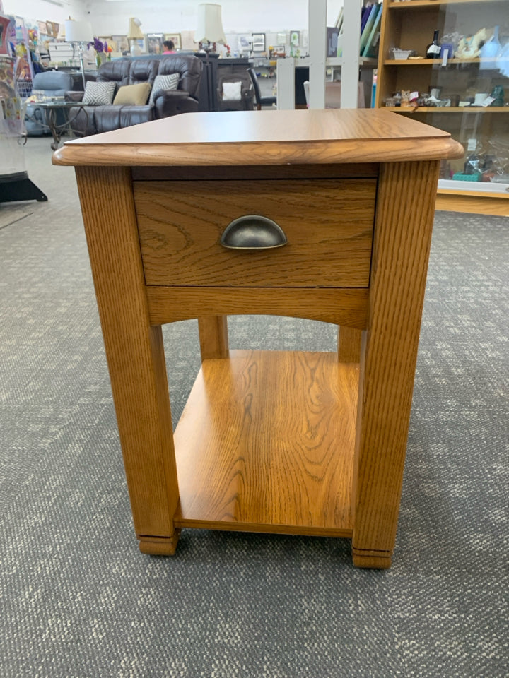 THIN BROWN SIDE TABLE W/1 DRAWER.