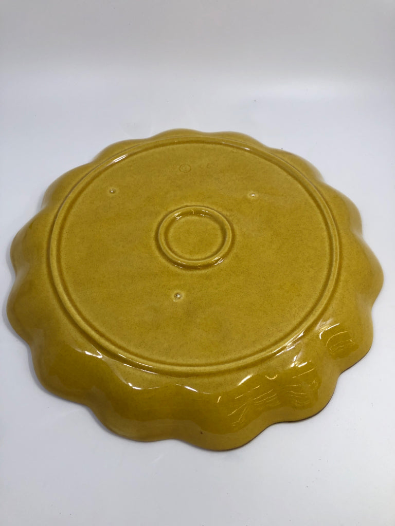 PINEAPPLE FRUIT EMBOSSED SERVING PLATE W/RUFFLE EDGE.