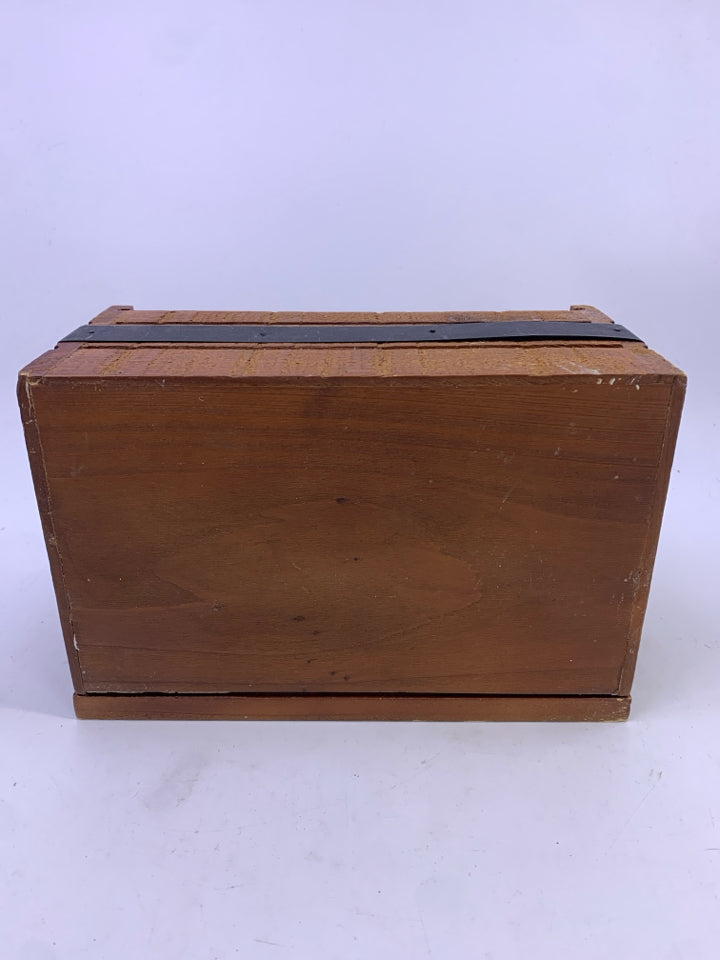 PRIMITIVE WOOD DYER SHEET HOLDER.