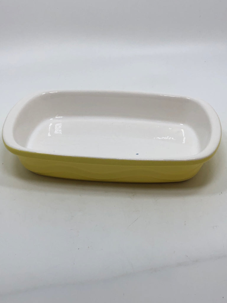 YELLOW CERAMIC SHALLOW PAN W/WAVY EDGES.