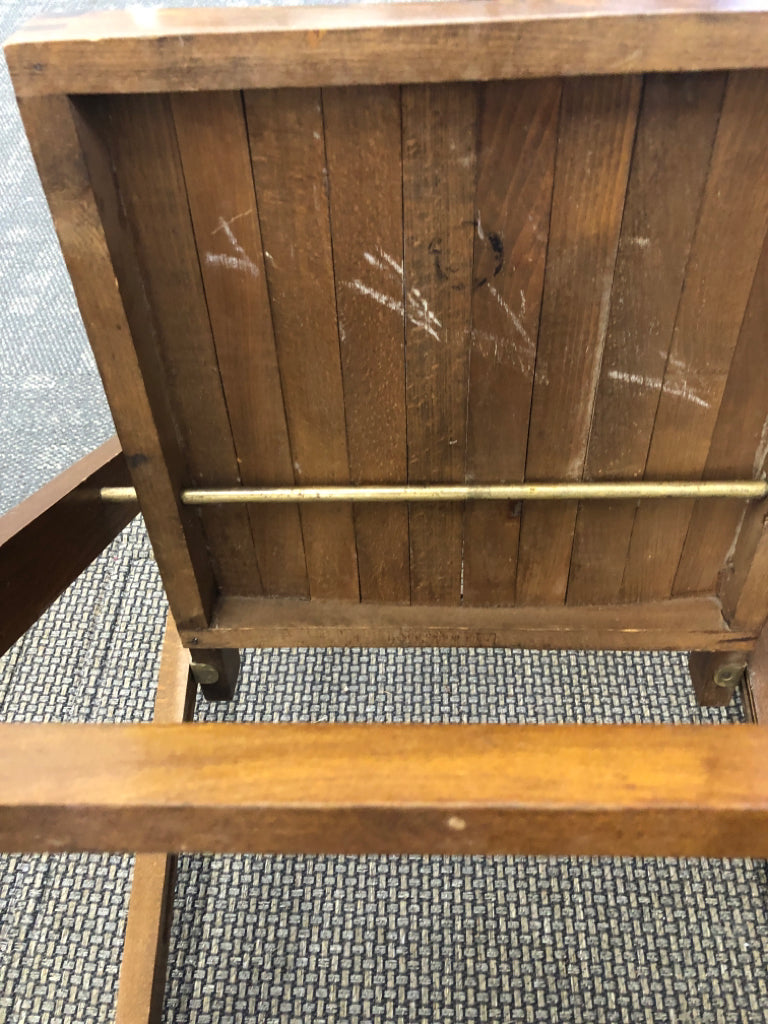 FOLDING WOOD CHAIR.
