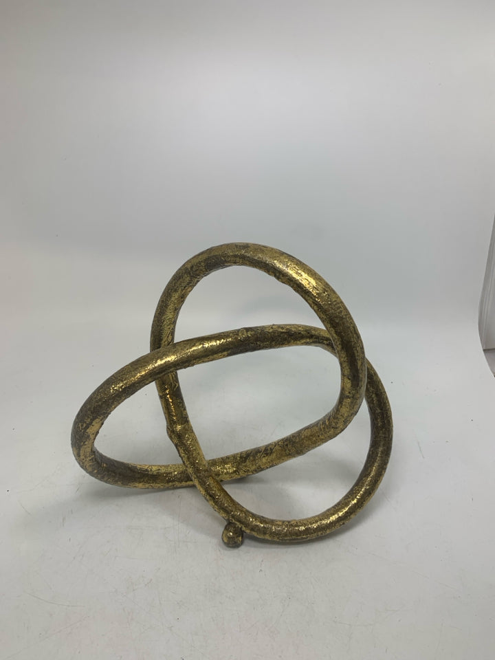 METAL STANDING KNOT DECOR.