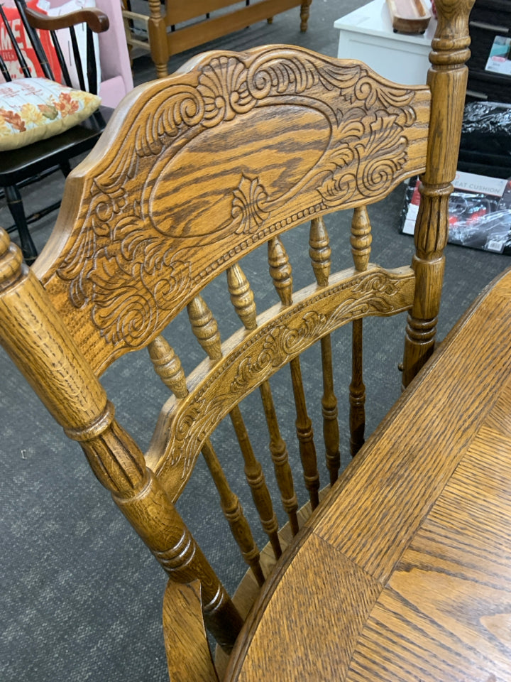 OVAL SOLID OAK DINING TABLE W/ 6 SPINDLE BACK CHAIRS.