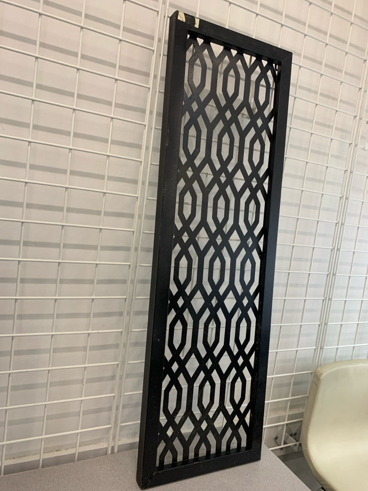 GEOMETRIC BLACK METAL WALL HANGING.