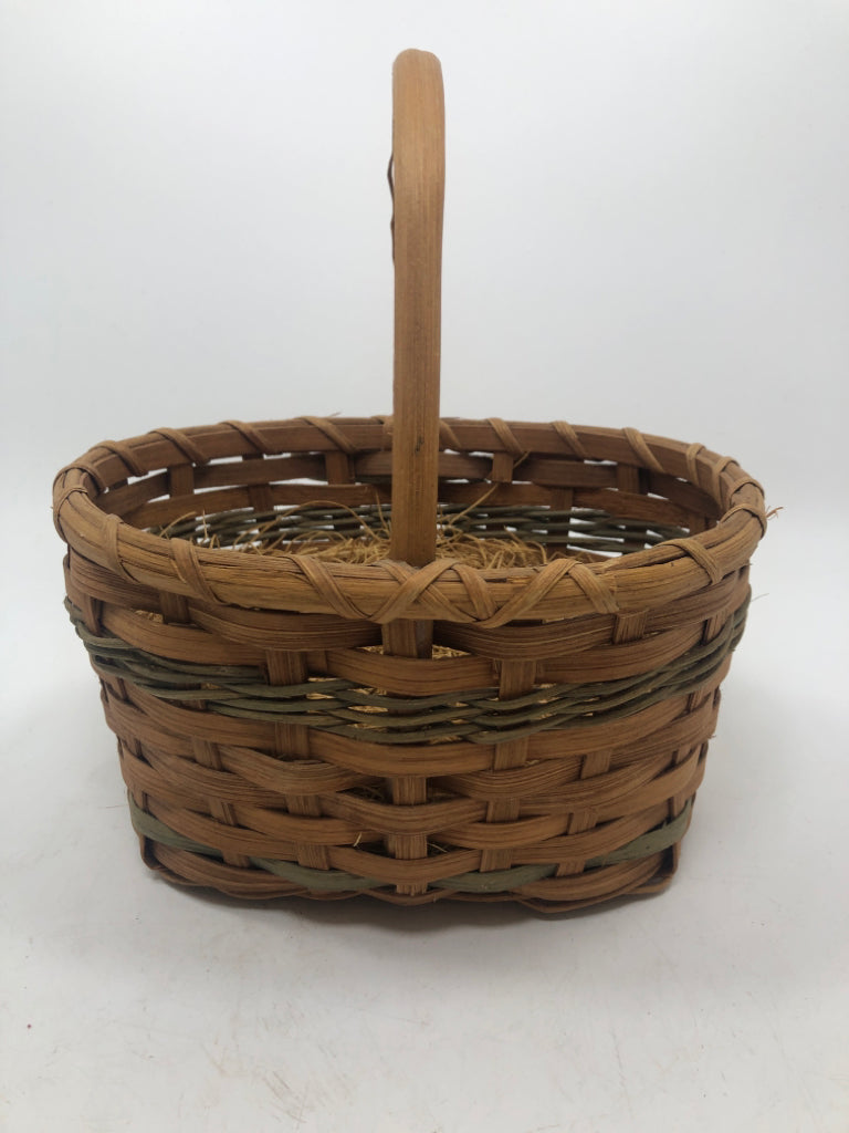 SM WICKER BASKET W/GREEN BOW & APPLE CHARMS.