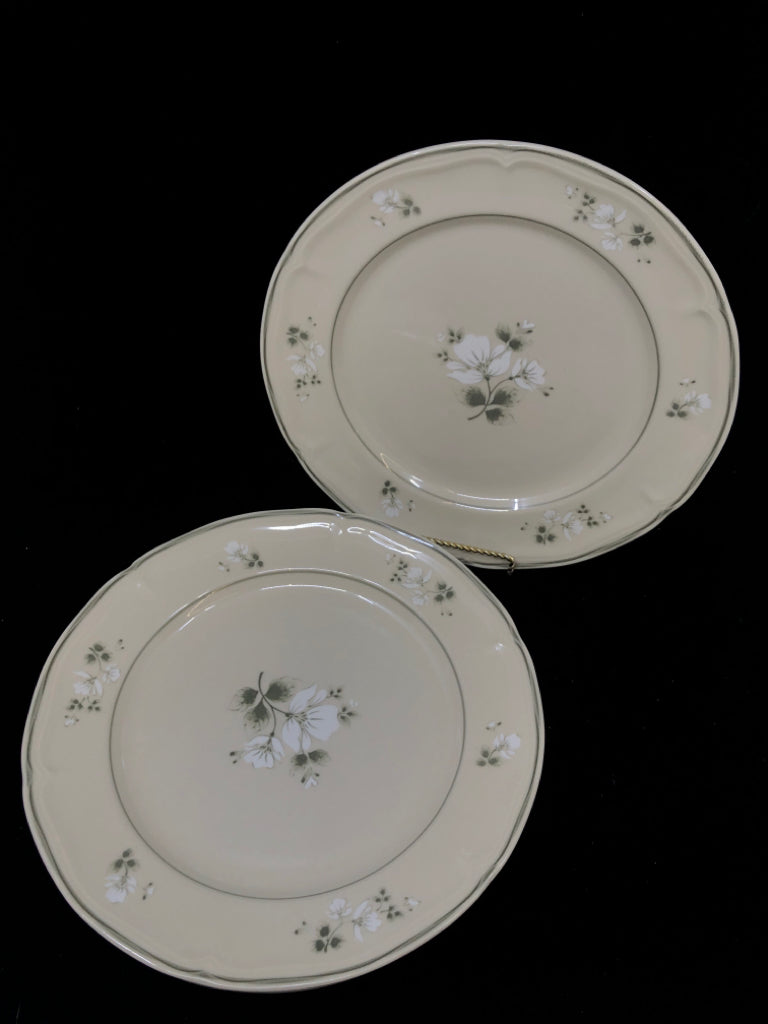 4 GREY W/ WHITE FLORAL DINNER PLATES.