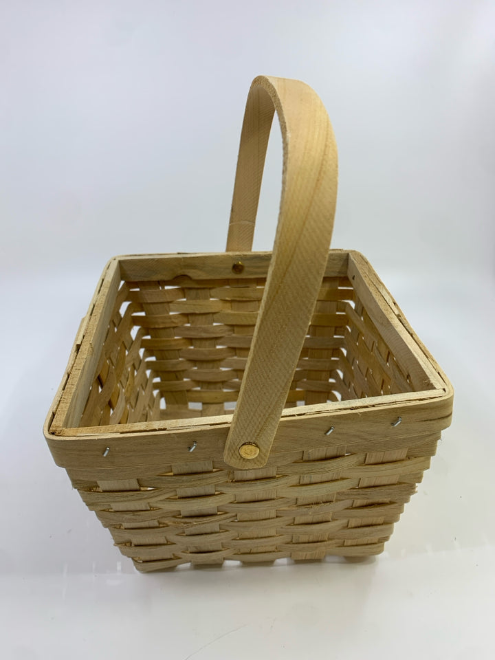 SMALL SQUARE WOVEN BASKET.