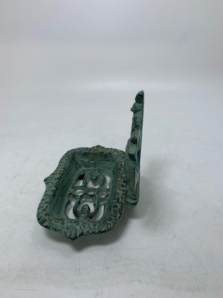 METAL FOOTED DISTRESSED BAR OF SOAP HOLDER W/ ROOSTER.