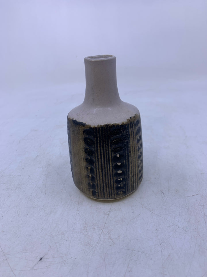 SMALL TEXTURED BUD VASE.