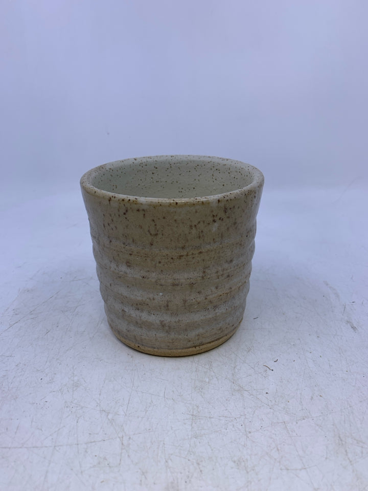 SMALL POTTERY PLANTER.