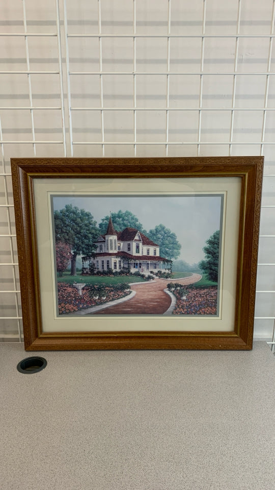 COUNTRY HOUSE PRINT IN WOOD FRAME.