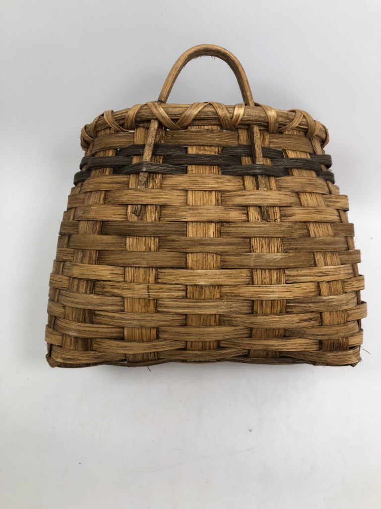 OVAL WOVEN TWO TONE WALL BASKET.