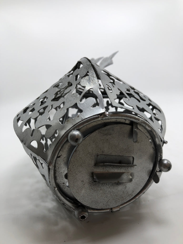 WELDED FLOWERS IN VASE TEA LIGHT HOLDER.