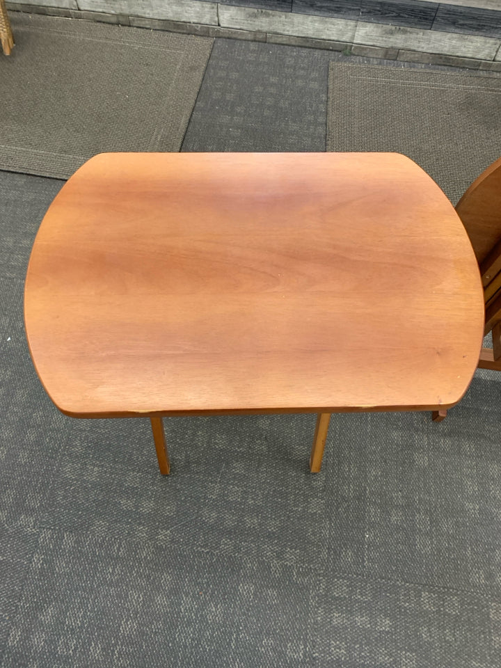 2 FOLDING WOOD TV TRAYS W/STAND.