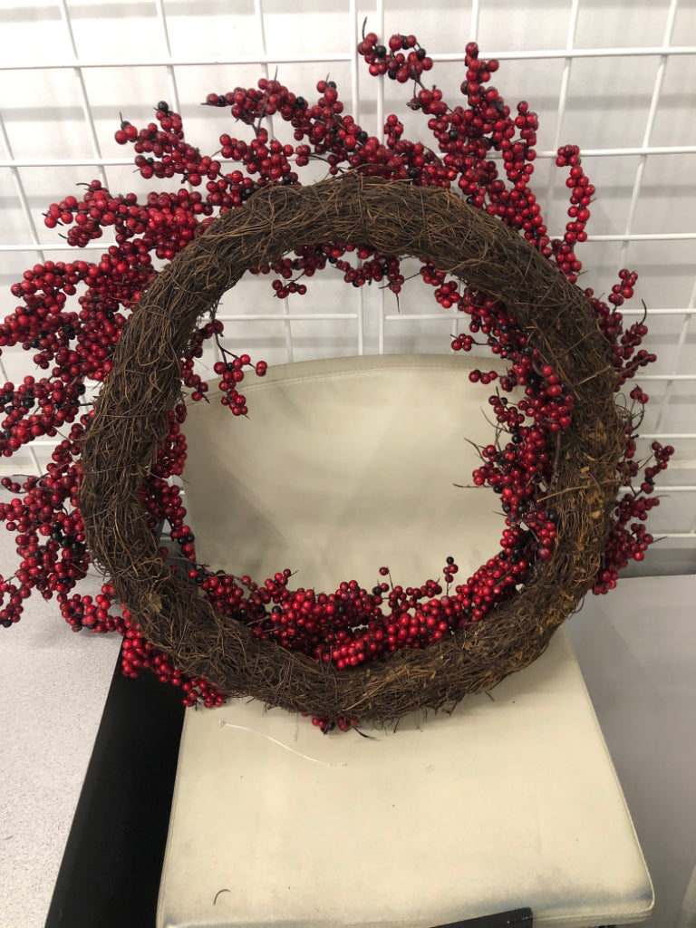 LG RED BERRY/TWIG WREATH.
