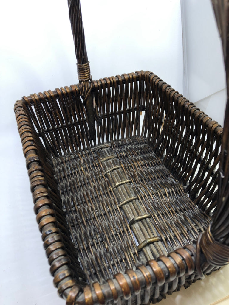 BROWN WICKER BASKET W/HANDLE.