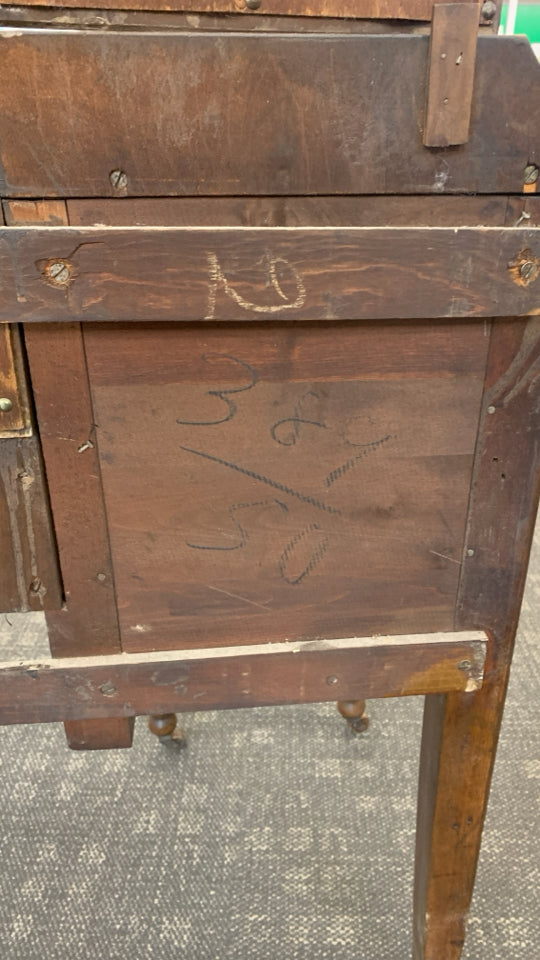 VTG WOOD VANITY W/ 4 DRAWERS W/ LINERS ON WHEELS FOLDABLE MIRROR.