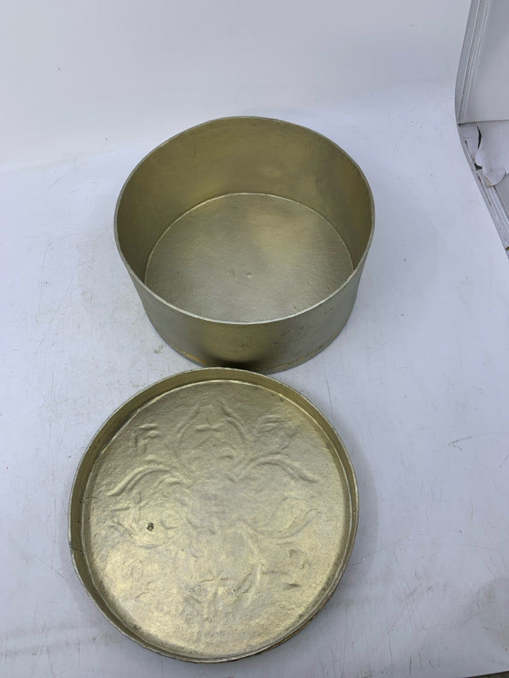 CIRCLE METALLIC STORAGE BOX W/ GOLD DETAILS.