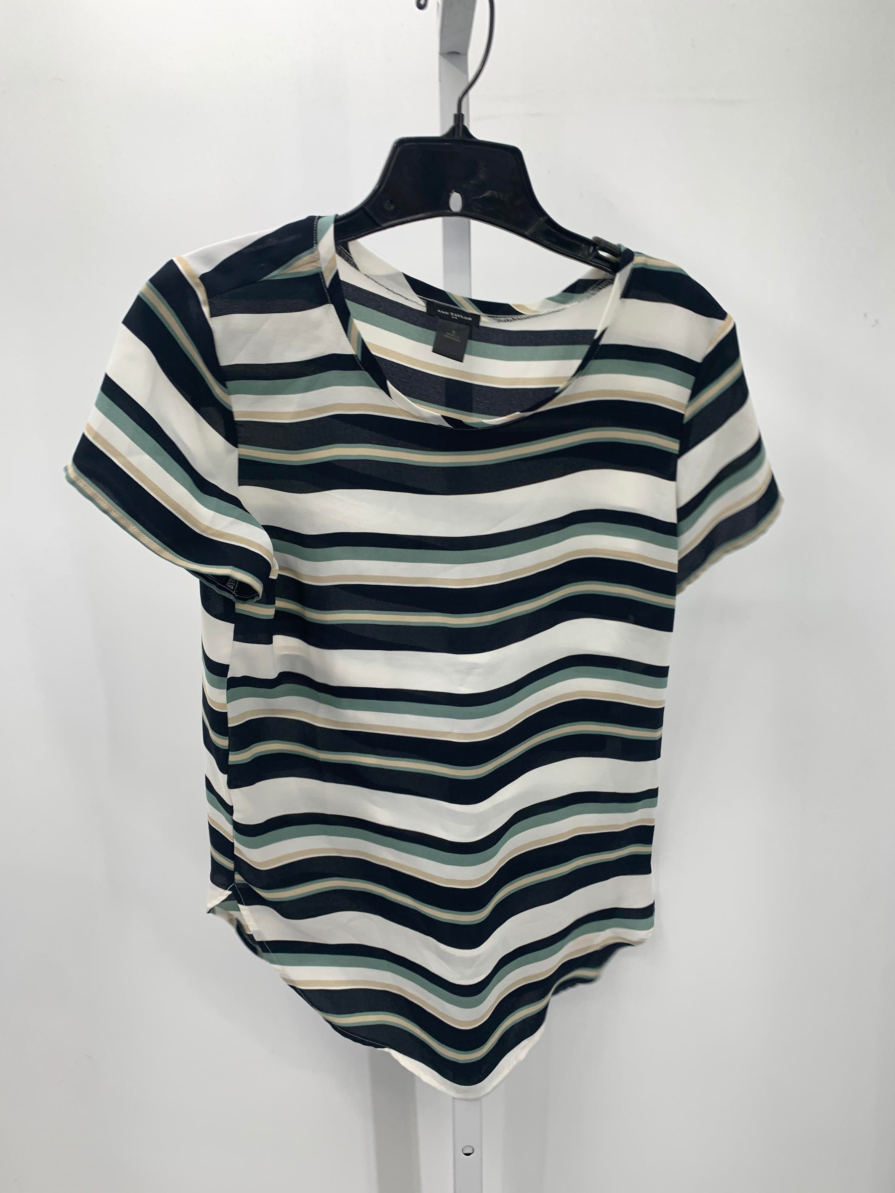 An M Size Small Misses Short Sleeve Shirt