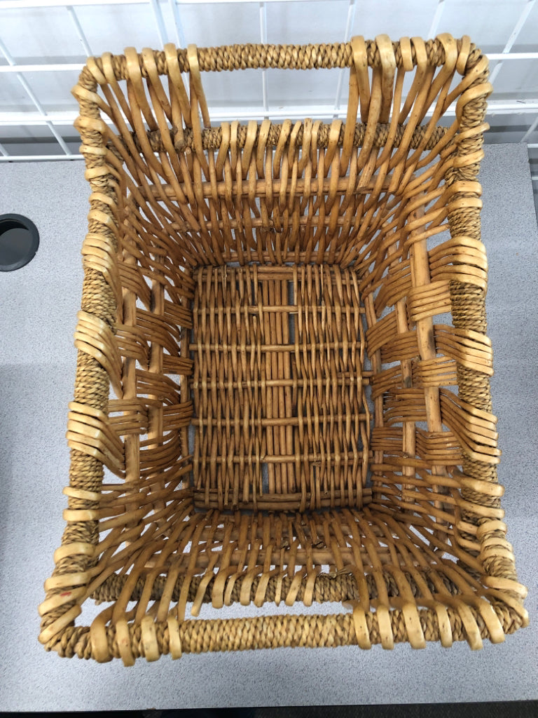 WOVEN BASKET W/RAISED HANDLES.