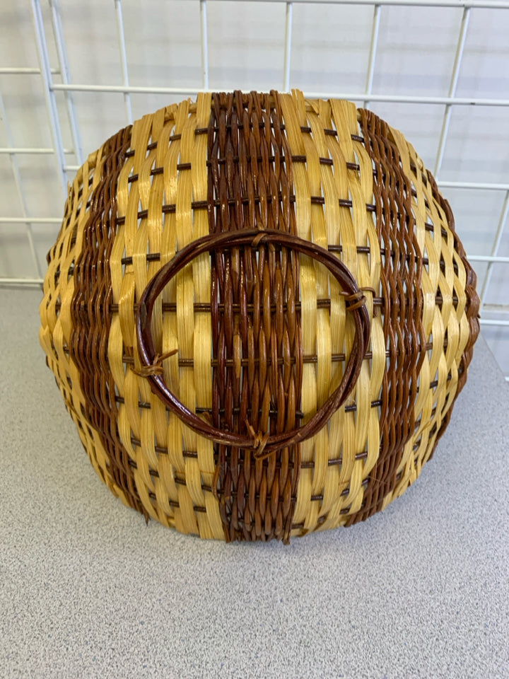 TWO TONE RAISED EDGE BASKET.