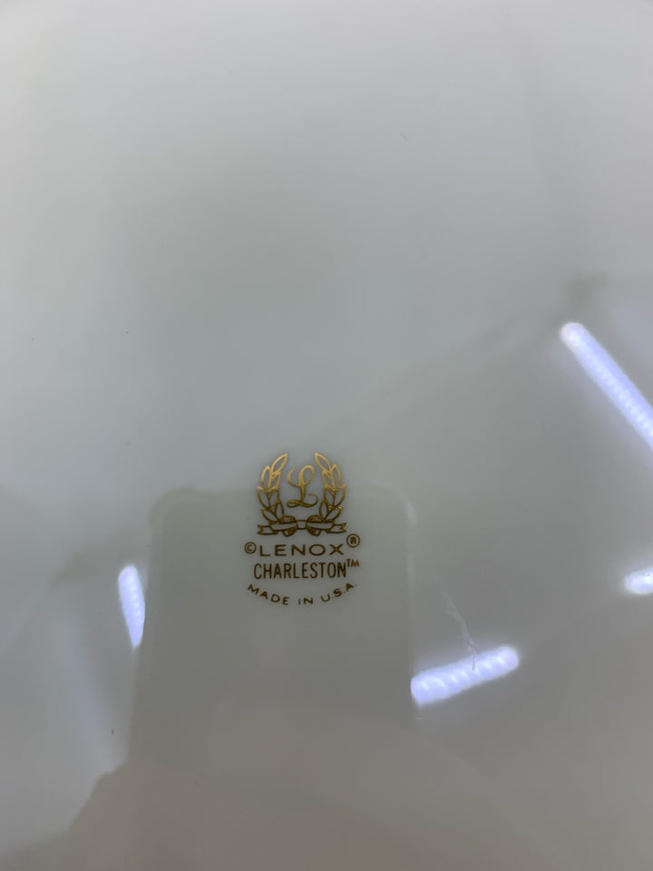 CIRCLE IVORY CAKE PLATE W/ PINK ROSES SILVER DETAILS.