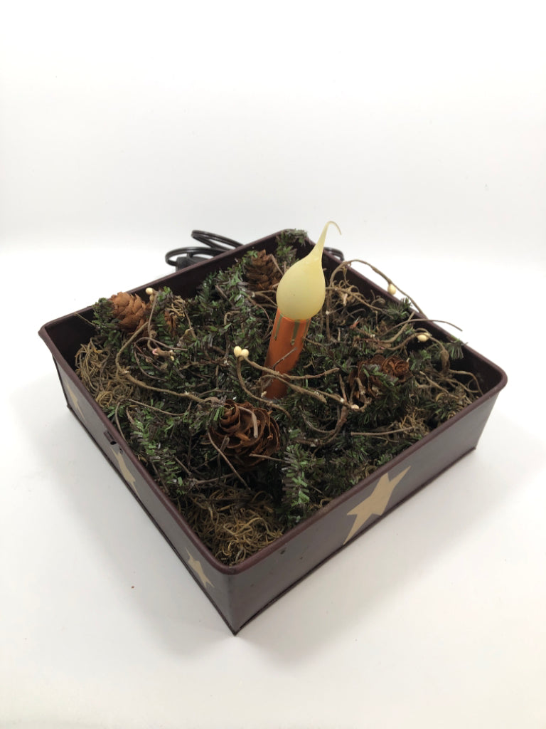 PRIMITIVE LIGHT UP CANDLE W/WINTER WREATH IN TIN STAR TRAY.