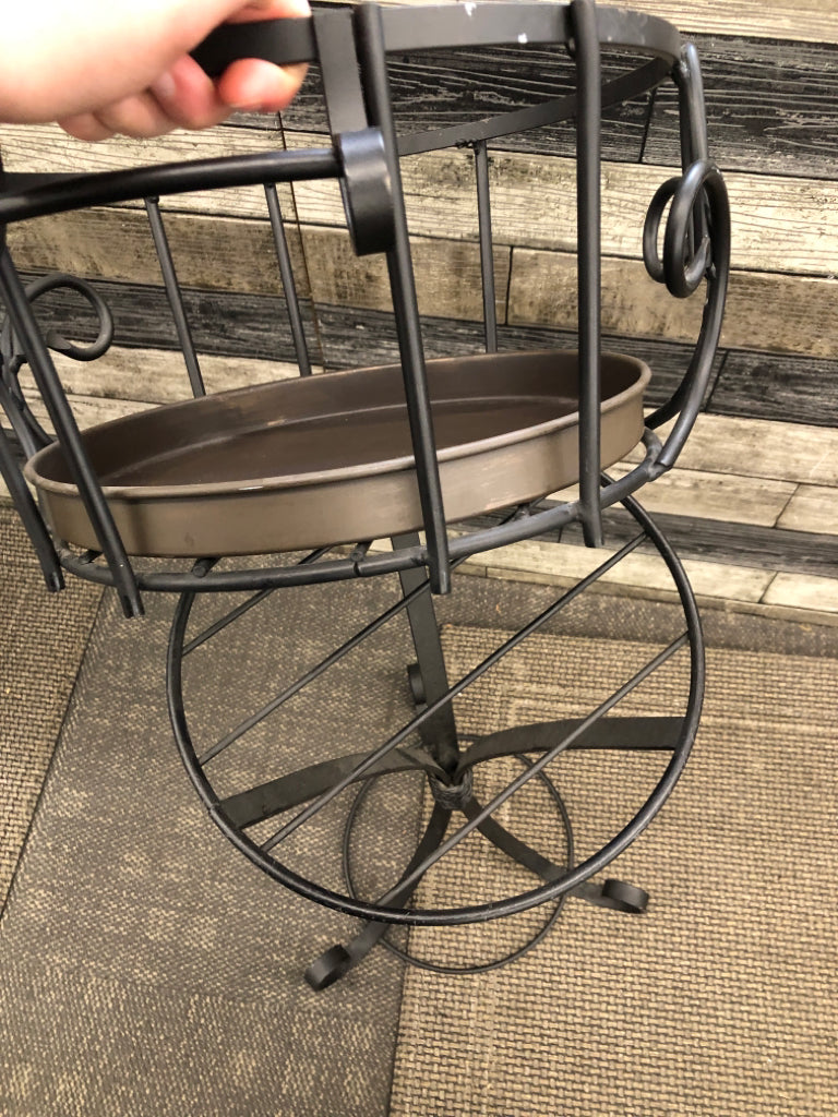 2PC METAL SCROLL PLANT STAND.