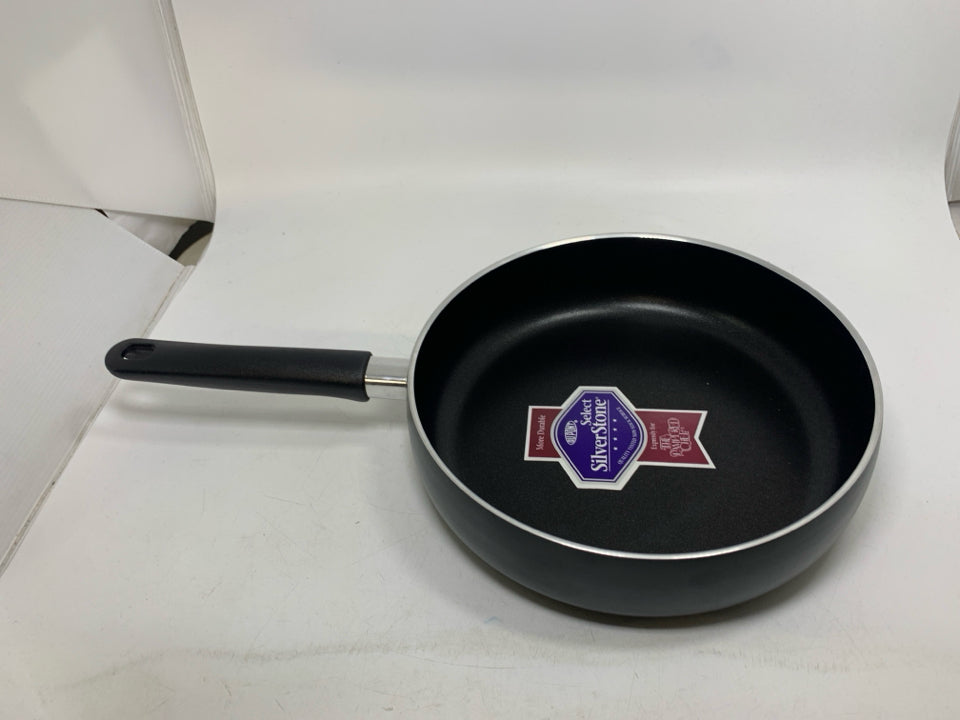 NEW SILVERSTONE PAMPERED CHEF NON-STICK 10" FRYING PAN.