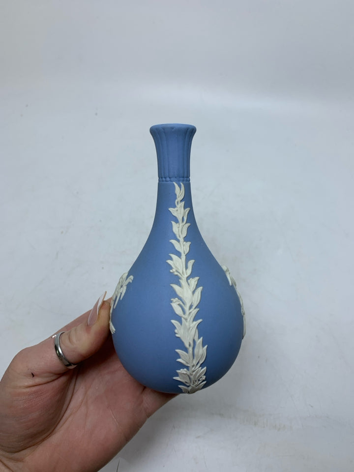 VTG JASPERWARE SHORT VASE W/ SKINNY NECK CHERUBS.