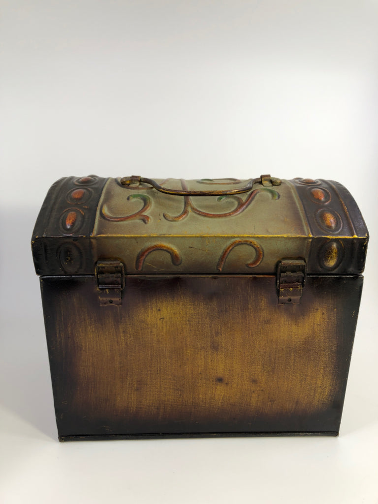 DETAILED TIN BOX W/LATCH HOOK.