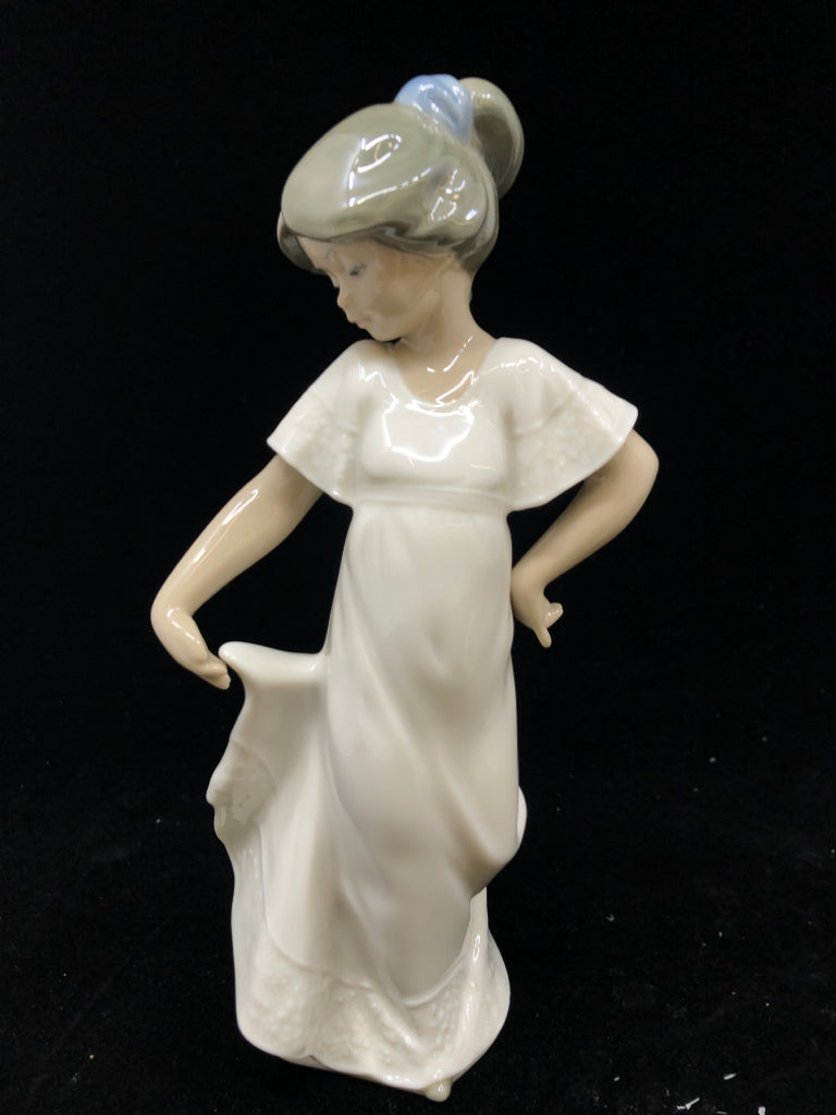 NAO BY LLADRO "HOW PRETTY" PORCELAIN FIGURINE.