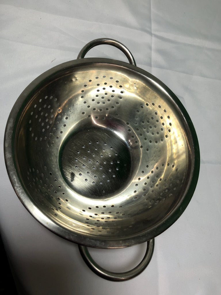 STAINLESS STEEL STRAINER.